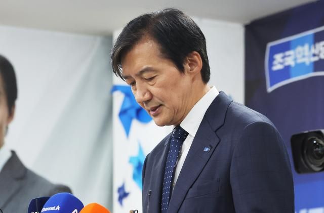 경기 평택을 국회의원 재선거에 출마한 조국 조국혁신당 후보가 4일 경기도 평택시 선거사무소에서 선거 패배를 인정하고 있다 사진연합뉴스