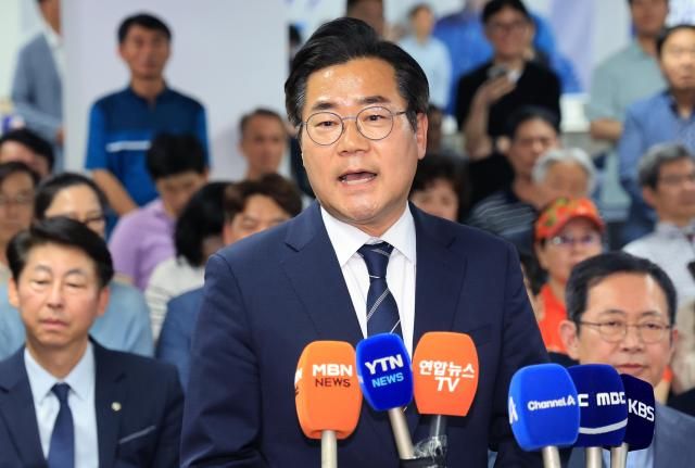 박찬대 더불어민주당 인천시장 후보가 4일 인천 미추홀구 선거사무소에서 당선이 확실시되자 소감을 밝히고 있다 사진연합뉴스