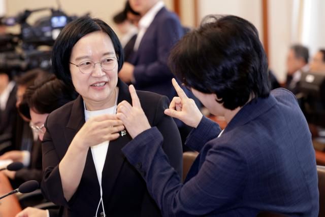 한성숙 중기부 장관 후보자왼쪽와 원민경 성평등가족부 장관이 30일 청와대에서 열린 국무회의 겸 비상경제점검회의에서 대화하고 있다 사진연합뉴스