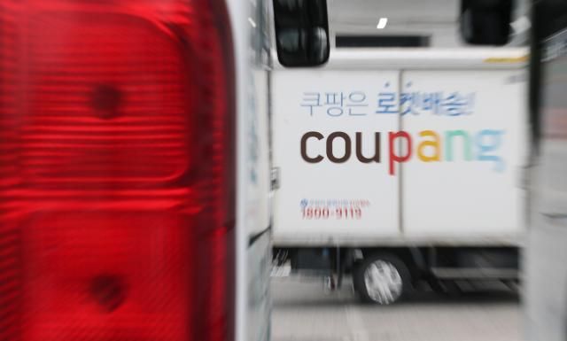 개보위 쿠팡에 과징금 6천246억 부과 서울연합뉴스 김주형 기자 개인정보보호위원회가 11일 3천750만명의 개인정보를 유출하고 법적 근거 없이 회원들의 온라인 활동기록을 무단 수집한 쿠팡에 과징금 총 6천246억원을 부과했다 단일 개인정보 유출 사고에 내린 과징금 규모로는 역대 최대치로 한 기업의 여러 위반행위에 부과한 과징금 규모로도 가장 많다 사진은 이날 서울의 한 쿠팡 물류센터에서 대기하는 배송 트럭 모습 2026611 kjhpressynacokr2026-06-11 121656 저작권자 ⓒ ㈜연합뉴스 무단 전재 재배포 금지 AI 학습 및 활용 금지저작권자 ⓒ ㈜연합뉴스 무단 전재 재배포 금지 AI 학습 및 활용 금지