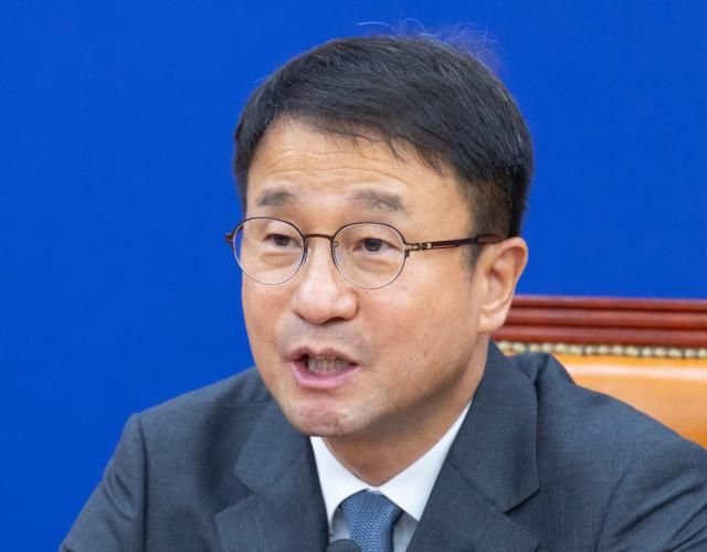 한병도 더불어민주당 당 대표 직무대행 및 원내대표가 30일 국회에서 열린 원내대책회의에서 이날 오후 열린 본회의에서 22대 하반기 국회 원 구성을 위한 상임위원장 선출과 한성숙 국무총리 후보자 인사청문안 처리 의지를 밝히고 있다 사진연합뉴스