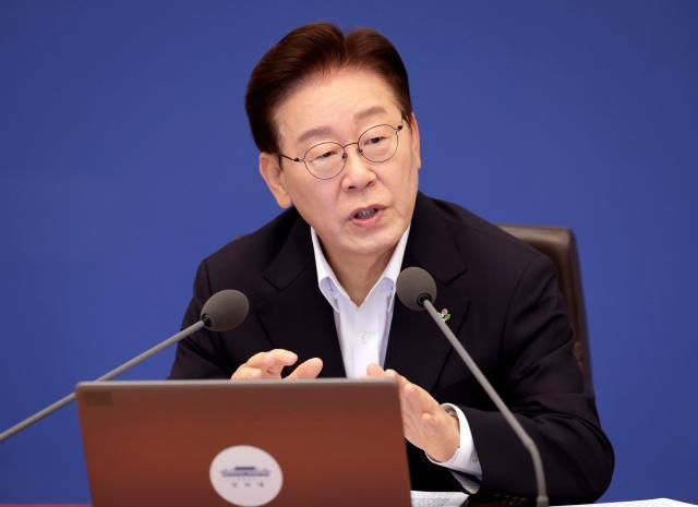 이재명 대통령이 30일 청와대에서 열린 국무회의 겸 비상경제점검회의에서 발언을 하고 있다 사진연합뉴스