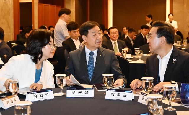 구윤철 부총리 겸 재정경제부 장관가운데이 6월 30일 서울 중구 롯데호텔에서 재정경제부와 산업연구원이 공동주최로 열린 대한민국 전략경제 포럼 AI 대전환 시대 대한민국 전략경제의 길에 참석 박영선 전략경제자문단 위원장왼쪽 박홍근 기획예산처 장관과 대화를 하고 있다 사진재정경제부