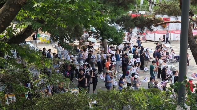 6·3 지방선거 투표용지 부족 사태로 잠실 개표소 봉쇄 시위가 열흘째인 지난 14일 시위에 참여한 시민들이 부정선거 재선거를 외치고 있다 사진박종호 기자