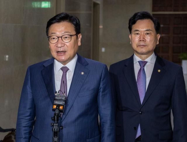 정점식 국민의힘 원내대표왼쪽와 김승수 원내운영수석부대표가 지난 29일 국회에서 민주당 원내대표단과 22대 하반기 국회 원 구성 협상을 마친 뒤 결렬 이유를 설명하고 있다사진연합뉴스