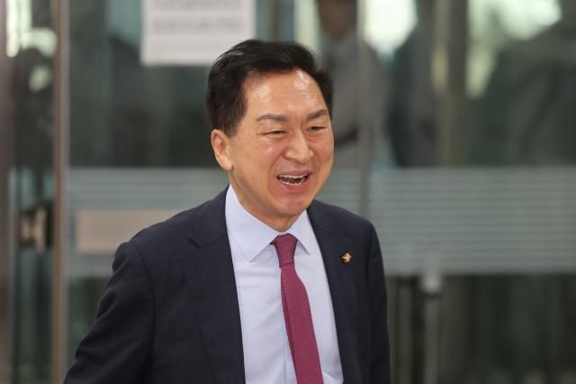 김건희 여사에게 선거 지원 대가로 260만원대 로저비비에 가방을 선물한 혐의로 기소된 김기현 국민의힘 의원이 지난달 22일 서울 서초구 서울중앙지법에서 열린 첫 공판에 출석하고 있다 사진연합뉴스