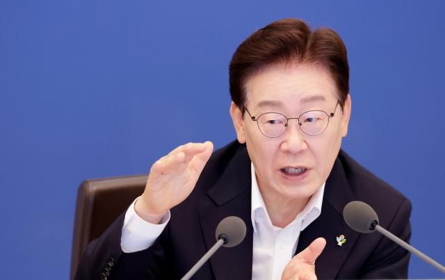 이재명 대통령이 30일 청와대에서 열린 국무회의 겸 비상경제점검회의에서 발언을 하고 있다 사진연합뉴스