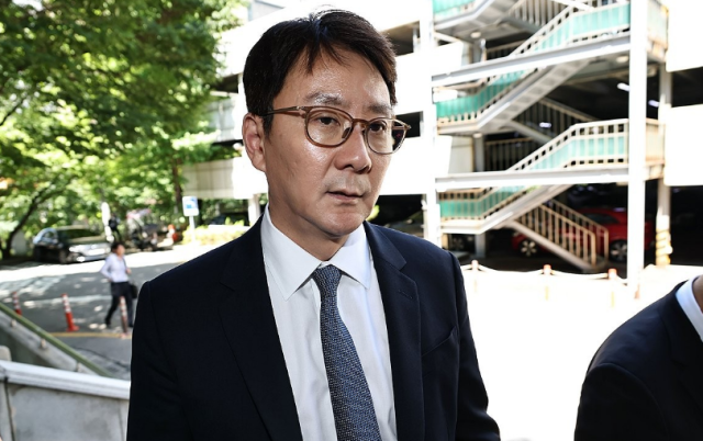회생을 신청한 중앙그룹 계열사 5곳에 대한 법원 심리가 시작된 지난 23일 전진배 JTBC 대표이사가 서초구 서울회생법원에서 열린 회생 대표자 심문에 출석하기 위해 법정으로 향하고 있다 사진연합뉴스 