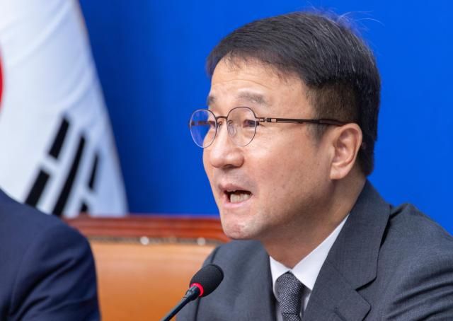 한병도 더불어민주당 당 대표 권한대행 및 원내대표가 29일 국회에서 열린 최고위원회의에서 이번주 초 22대 하반기 국회 원구성을 강력히 요구하는 발언을 하고 있다 사진연합뉴스