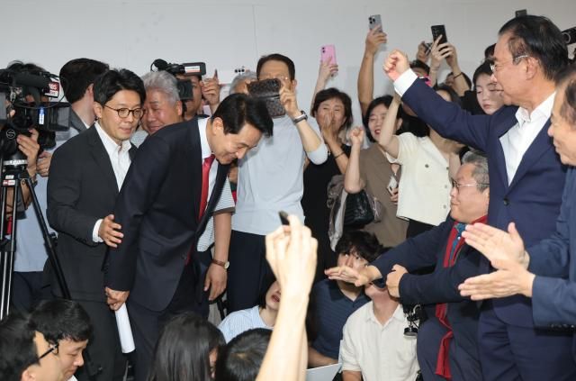 오세훈 국민의힘 서울시장 후보왼쪽 2번가 제9회 전국동시지방선거일 다음날인 4일 서울 종로구 대왕빌딩에 마련된 선거사무소에서 지지자들에게 인사하고 있다 사진연합뉴스 