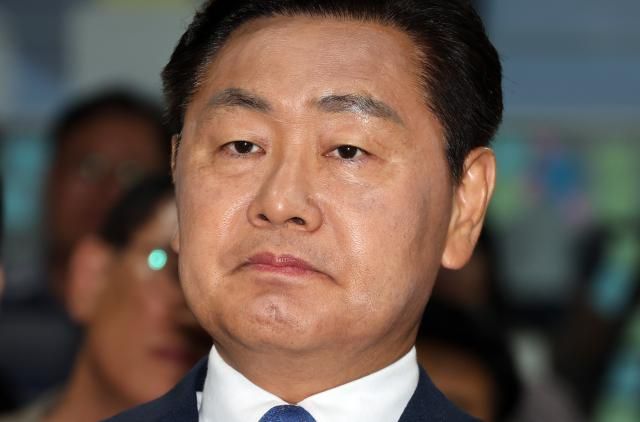 무소속 김관영 전북자치도지사 후보가 지난 3일 선거사무소에서 제9회 전국동시지방선거 출구조사 결과를 지켜보고 있다사진연합뉴스