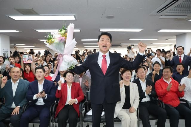 오세훈 국민의힘 서울시장 후보가 제9회 전국동시지방선거일 다음날인 4일 서울 종로구 대왕빌딩에 마련된 선거사무소에서 입장을 밝힌 뒤 기뻐하고 있다 사진연합뉴스