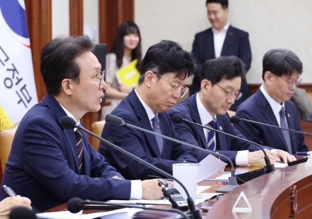 김민석 국무총리가 4일 오전 서울 종로구 정부서울청사에서 열린 비상경제본부회의에서 발언하고 있다 사진연합뉴스