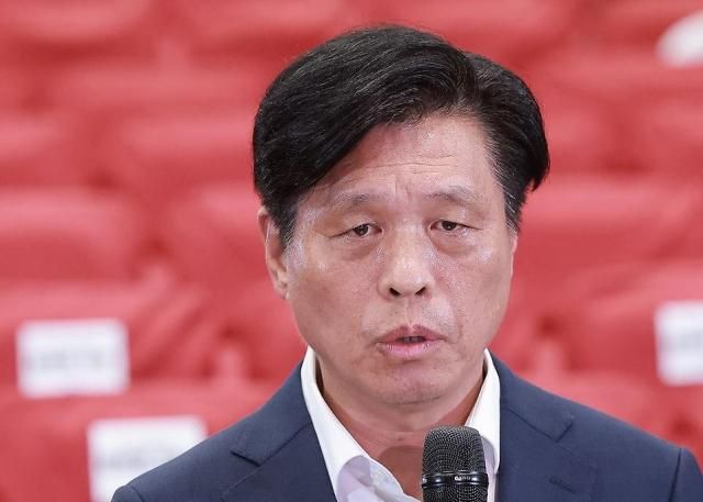 조승래 더불어민주당 총괄선거대책본부장이 3일 국회 의원회관에 마련한 제9회 전국동시지방선거·국회의원 재보궐선거 개표상황실에서 투표용지 부족 사태 국민의힘의 서울 선거 개표 중단 요구 등 현안에 대해 입장을 밝히고 있다사진연합뉴스