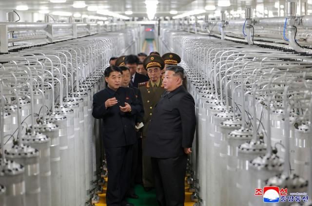 김정은 북한 국무위원장이 지난 3일 새로 조업한 핵물질 생산공장을 현지지도했다고 조선중앙통신이 4일 보도했다 사진연합뉴스