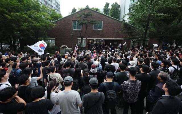 4일 제9회 전국동시지방선거 및 국회의원 재·보궐선거 투표용지 부족으로 투표 시간이 오후 10시까지 연장됐던 서울 송파구 잠실7동 제2투표소 앞에서 투표함 반출에 반대하는 시민들이 모여 구호를 외치고 있다 사진연합뉴스
