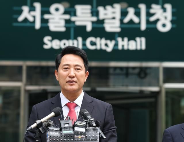 6·3 전국동시지방선거에서 서울시장 당선이 사실상 확정된 오세훈 국민의힘 후보가 4일 오전 서울시청으로 들어가기 전 인사말을 하고 있다 사진연합뉴스