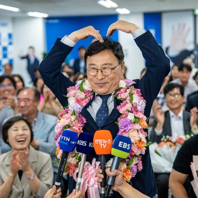 정근식 서울시교육감 후보가 4일 서울 종로구 선거캠프에서 당선이 유력시 되자 기뻐하고 있다 사진연합뉴스