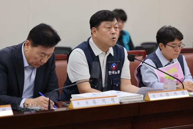  4일 정부세종청사 최저임금위원회에서 열린 제3차 전원회의에서 근로자위원인 류기섭 한국노총 사무총장이 발언하고 있다 사진연합뉴스