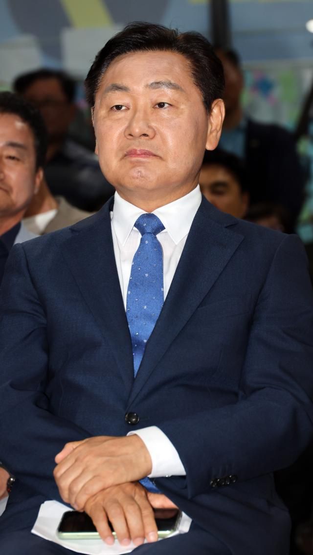 무소속 김관영 전북자치도지사 후보가 3일 선거사무소에서 제9회 전국동시지방선거 출구조사 결과를 지켜보고 있다사진연합뉴스