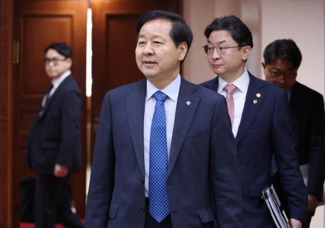 구윤철 부총리 겸 재정경제부 장관이 4일 오전 서울 종로구 정부서울청사에서 열린 비상경제본부회의에 입장하고 있다사진연합뉴스