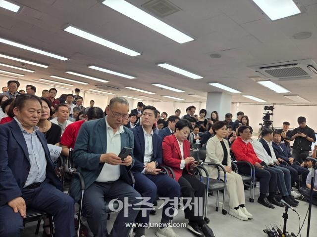 4일 서울 종로구 오세훈 국민의힘 서울시장 후보 선거캠프에 마련된 개표상황실에서 관계자들이 개표방송을 지켜보고 있다 사진장문기 기자