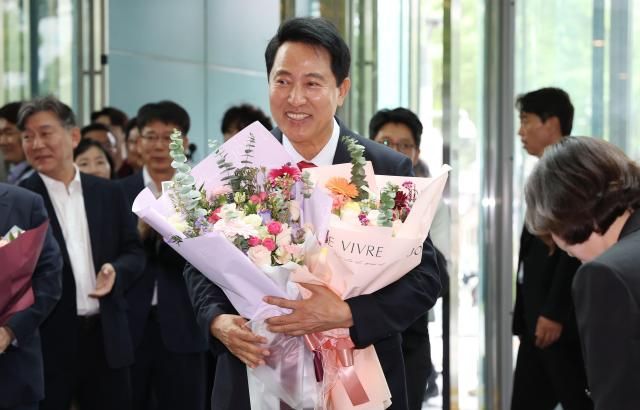 오세훈 서울시장 당선인이 4일 오전 서울시청 로비에서 직원들이 준비해 준 꽃다발을 받고 기뻐하고 있다 사진유대길 기자 dbeorlf123ajunewscom