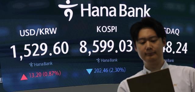 코스피가 하락 출발한 4일 서울 중구 하나은행 딜링룸 현황판에 코스피와 원달러 환율이 표시되고 있다사진연합뉴스