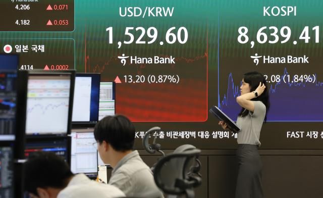 4일 오후 서울 중구 하나은행 딜링룸 현황판에 코스피와 원달러 환율이 표시되고 있다 이날 코스피는 전장보다 16208포인트184 내린 863941에 장을 마치며 지난달 28일 이후 처음으로 하락 마감했다 사진연합뉴스