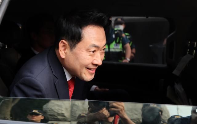 장동혁 국민의힘 대표가 4일 경기 과천 중앙선거관리위원회를 나서며 선관위 앞 지선 투표용지 부족 사태 항의 집회 현장 참가자들에게 인사를 하고 있다사진연합뉴스