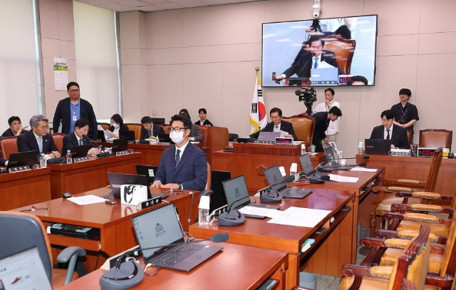 작년 5월 7일 서울 여의도 국회에서 국민의힘 의원들이 퇴장한 가운데 열린 법제사법위원회 전체회의에서 정청래 위원장이 대통령 당선 시 진행 중인 형사재판을 정지하도록 하는 내용의 형사소송법 개정안 통과를 알리며 의사봉을 두드리는 모습 사진연합뉴스 