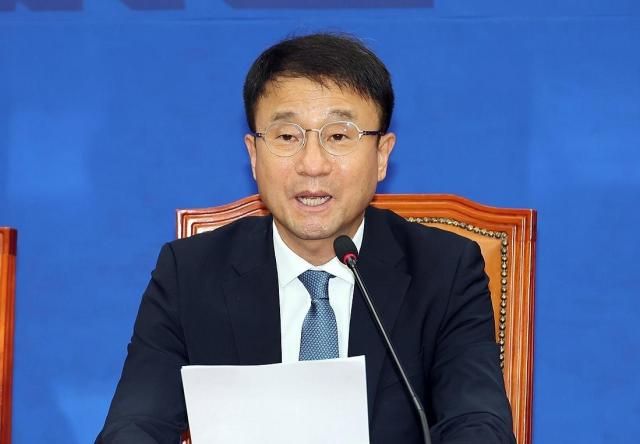 한병도 더불어민주당 공동상임선대위원장이 4일 국회에서 열린 원내정책조정회의에서 발언하고 있다 사진연합뉴스
