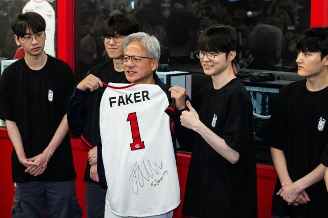 엔비디아 젠슨 황 최고경영자CEO가 5일 서울 마포구 T1베이스 캠프에서 페이커 이상혁을 비롯한 e스포츠 구단 T1의 리그 오브 레전드LoL 선수단을 만나 페이커의 사인이 담긴 기념품을 선물 받고 있다 사진연합뉴스