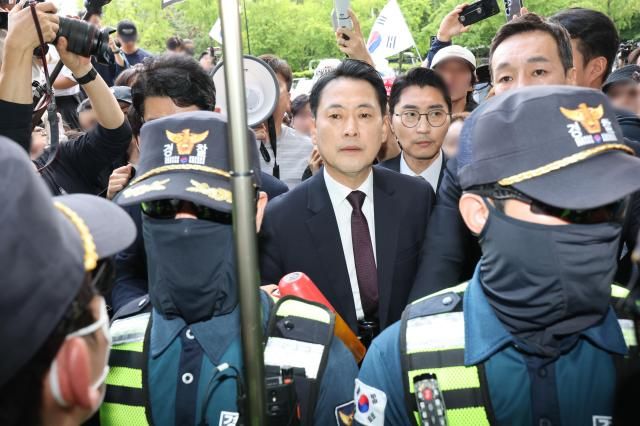 장동혁 국민의힘 대표가 5일 잠실7동 투표함 개표가 진행되고 있는 서울 송파구 올림픽공원 핸드볼경기장에 도착하고 있다 사진연합뉴스