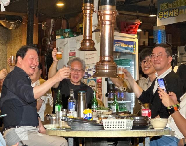 젠슨 황 엔비디아 최고경영자CEO와 최태원 SK그룹 회장 구광모 LG그룹 회장 이해진 네이버 의장이 5일 서울 마포구 홍대 인근 삼겹살 음식점 형님 저요에서 가진 삼소삼겹살·소주 회동’에서 건배를 하고 있다 사진박진영 기자