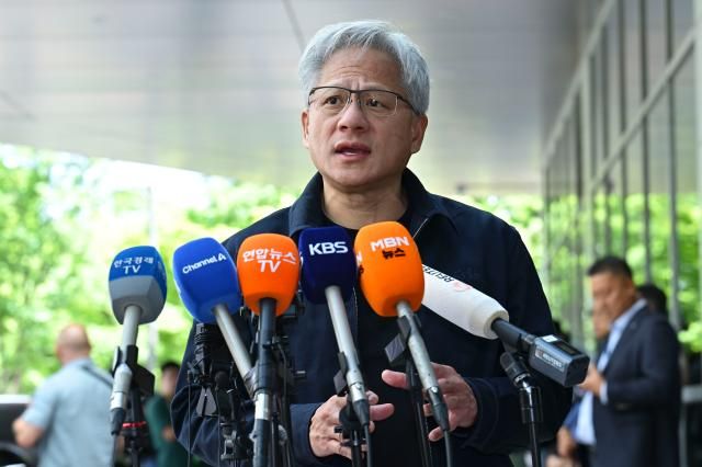  엔비디아 젠슨 황 최고경영자CEO가 5일 전용기편으로 서울 강서구 김포비즈니스항공센터SGBAC에 도착해 취재진의 질문에 답하고 있다 공동취재단 