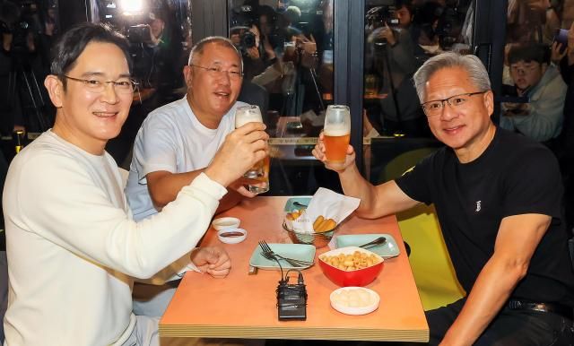 젠슨 황 엔비디아 최고경영자가 지난달 30일 서울 삼성동 한 치킨집에서 진행된 이재용 삼성전자 회장 정의선 현대차그룹 회장과 치맥 회동 중 기념촬영을 하고 있다 사진연합뉴스