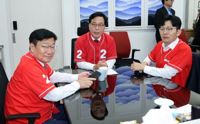 송언석 국민의힘 원내대표 겸 공동선거대책위원장가운데이 지난 1일 국회 원내대표실에서 63 지방선거 대국민 호소 기자간담회를 열기에 앞서 정점식 정책위의장 박충권 원내수석대변인과 얘기를 나누고 있다 사진연합뉴스