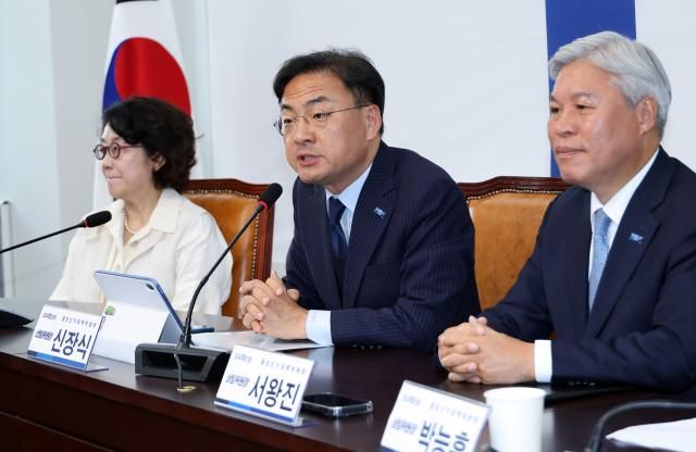 조국혁신당 신장식 대표 권한대행이 5일 국회에서 열린 파란개비 선대위 해단식에서 발언하고 있다사진연합뉴스