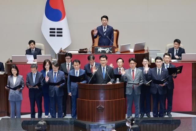 5일 국회에서 22대 국회 후반기 의장단을 선출하기 위해 열린 본회의에서 인천 연수갑 국회의원 보궐선거에서 당선된 더불어민주당 송영길 의원 등 재보궐선거 당선 의원들이 선서하고 있다사진연합뉴스