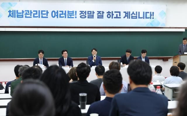 임광현 국세청장이 지난 4일 중부지방국세청 국세 체납관리단에서 실태확인원과 대화하고 있다사진국세청