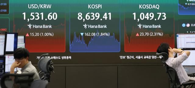 지난 4일 오후 서울 중구 하나은행 딜링룸 모습 사진연합뉴스