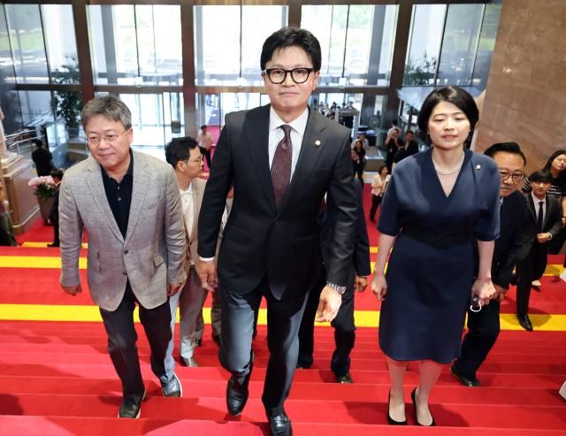 부산 북갑 국회의원 보궐선거에서 당선된 한동훈 무소속 의원이 5일 국회에서 열린 본회의에 참석하기 위해 입장하고 있다 사진연합뉴스