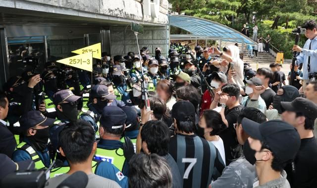 2박 3일 봉쇄 사태가 발생한 서울 송파구 잠실7동 제2투표소에 대한 개표가 진행 중인 가운데 부정선거를 주장하는 시위대가 5일 개표소인 올림픽공원 핸드볼경기장 앞에서 개표 중단을 요구하고 있다 사진연합뉴스