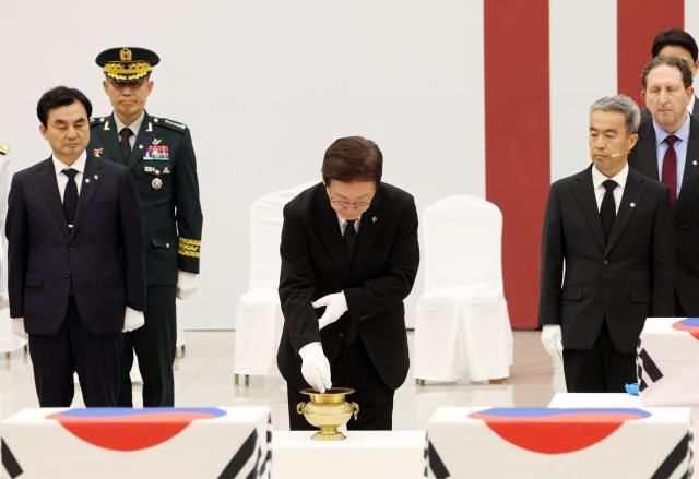 이재명 대통령이 지난 5일 성남 서울공항에서 열린 한·미 6·25전사자 유해 상호봉환식에서 분향을 하고 있다 사진연합뉴스
