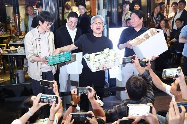 젠슨 황 엔비디아 최고경영자CEO가 5일 서울 마포구 홍대 인근 삼겹살 음식점 형님 저요에서 최태원 SK그룹 회장 구광모 LG그룹 회장 이해진 네이버 의장과 삼소삼겹살·소주 회동’을 하며 각종 간식을 시민들에게 나눠주고 있다사진연합뉴스