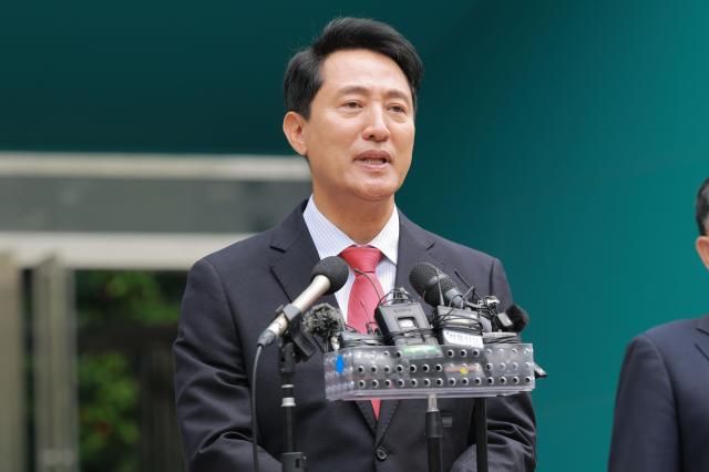 6·3 지방선거에서 서울시장 당선이 사실상 확정된 오세훈 국민의힘 후보가 4일 오전 서울시청으로 들어가기 전 인사말을 하고 있다 사진유대길 기자 dbeorlf123ajunewscom