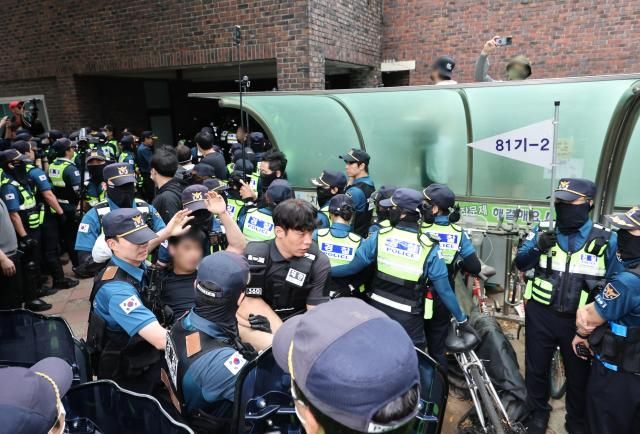 지난 5일 서울 송파구 잠실7동 2투표소 앞에서 경찰이 투표함 이송을 위해 이를 막아선 시위대를 해산 조치하고 있다 사진연합뉴스