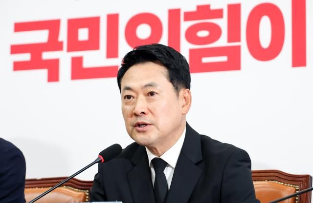 장동혁 국민의힘 대표가 6일 오전 국회에서 열린 긴급 최고위원회의에서 6·3 지방선거에서 불거진 투표용지 부족 사태와 관련해 발언하고 있다 사진연합뉴스