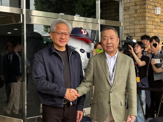 젠슨 황 엔비디아 CEO왼쪽과 박정원 두산그룹 회장이 7일 서울 잠실야구경기장에서 두산베어스 홈경기 시구·시타 행사를 위해 회동했다 사진김나윤 기자